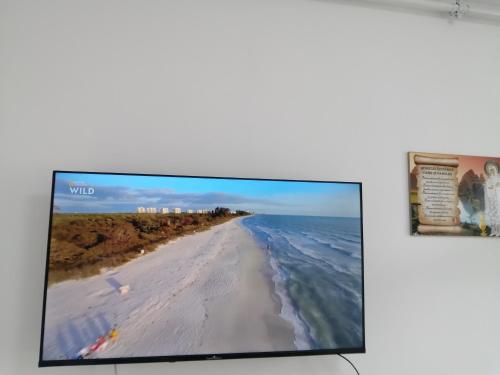 Uma TV ou centro de entretenimento em Ady & Marcy