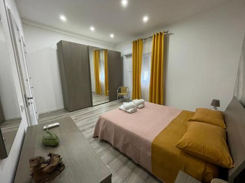 Un dormitorio con una cama y una mesa. en Dimora del Buongustaio en Palermo
