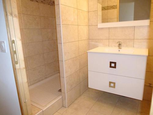 y baño con ducha y lavamanos. en Boost Your Immo Val des Thermes Barèges PM30, en Barèges