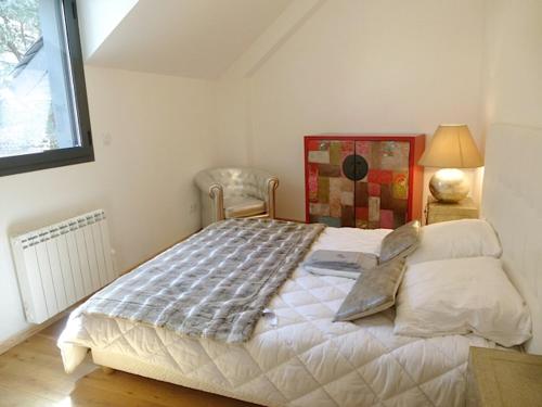 1 dormitorio con cama, lámpara y silla en Boost Your Immo Val des Thermes Barèges PM30, en Barèges