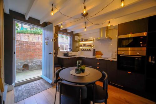 a kitchen with a table and chairs in a kitchen at 4 Danes Cottages - perfect location in Lincoln