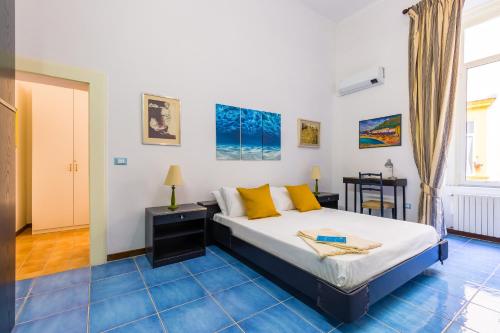 A bed or beds in a room at Appartamento a Santa Maria La Nova by Wonderful Italy