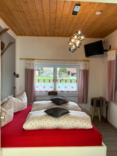 シェーナウ・アム・ケーニッヒスゼーにあるHotel - Pension Alpensternの窓付きの客室の大型ベッド1台分です。