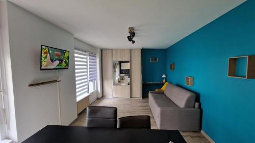 Televízia a/alebo spoločenská miestnosť v ubytovaní MontCalm piscine tennis wifi