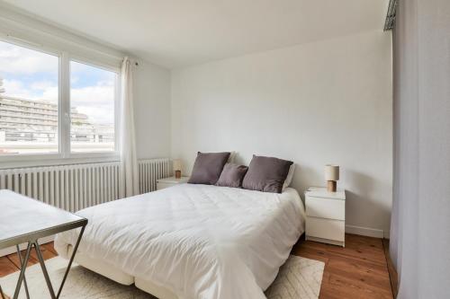 a white bedroom with a bed and a window at New ! Cosy Apt, ideal couple centre de Boulogne in Boulogne-Billancourt