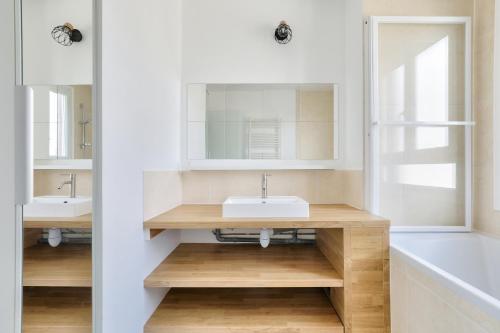 a bathroom with a sink and a mirror at New ! Cosy Apt, ideal couple centre de Boulogne in Boulogne-Billancourt
