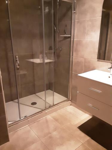 y baño con ducha y puerta de cristal. en La petite Cabrière, en Cazouls-lès-Béziers