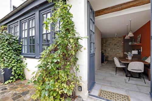 une maison avec un lierre vert grimpant sur son côté dans l'établissement Pick A Flat's Apartment near place de la Bastille - Rue du Faubourg Saint Antoine, à Paris