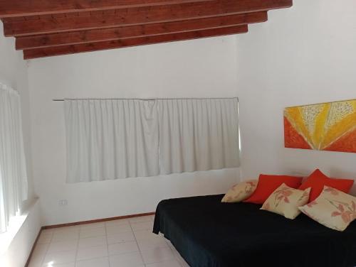 1 dormitorio con 1 cama y ventana en una habitación en Rincón de la selva en La Calera