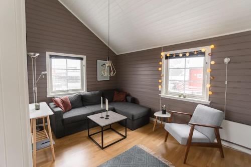 sala de estar con sofá y mesa en Authentic Lofoten Rorbu en Stamsund