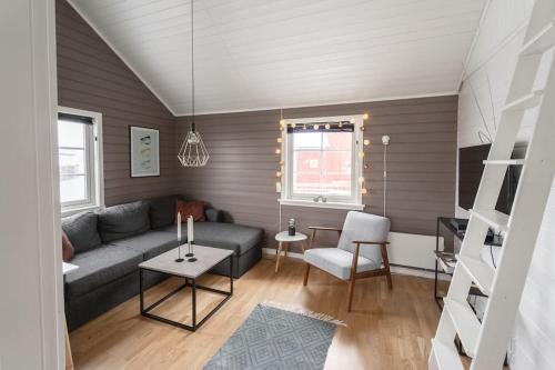 sala de estar con sofá y mesa en Authentic Lofoten Rorbu, en Stamsund