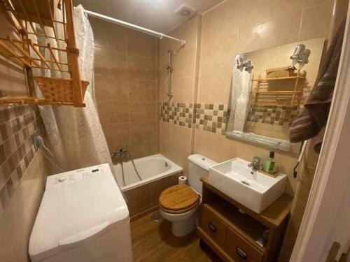 ein Badezimmer mit einem Waschbecken, einem WC und einer Badewanne in der Unterkunft precioso apartamento en el casco historico santander in Santander