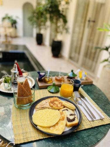 Una mesa con un plato de comida para desayunar encima. en RIAD DAR BAYANE, en Marrakech
