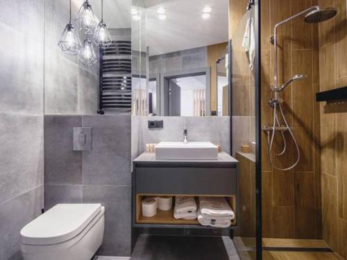 Ένα μπάνιο στο Apartament Prywatny Stone Hill Rackiewicz z basenem