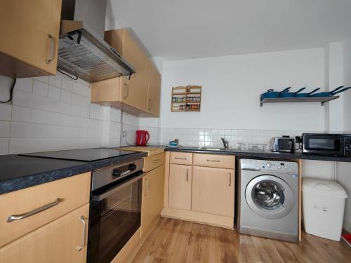 a kitchen with a washer and a washing machine at Pass the Keys Spacious Apartment Minutes to Birmingham Centre in Birmingham