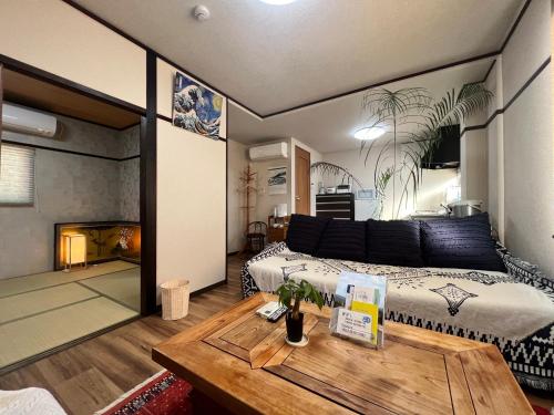 1 dormitorio con 1 cama y 1 mesa en una habitación en Old modern house in Nara Second, en Nara