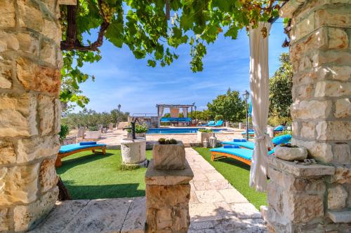 vistas a la piscina desde el patio de una villa en Holiday Home Gabelot, en Supetar