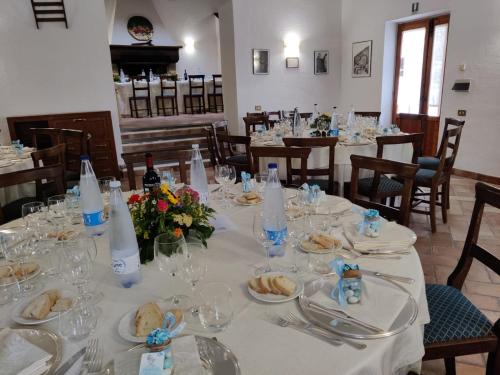 a dining room with a table with plates of food at ABBAZIA DI VALLINGEGNO in Gubbio