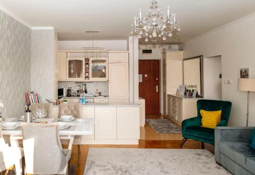 布達佩斯的住宿－Rossalini Apartment with FREE Parking，厨房以及带沙发和桌子的客厅。