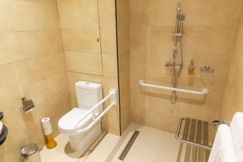 ein Badezimmer mit Toilette und Dusche in der Unterkunft Hotel Chez Lando in Kigali
