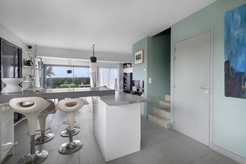 Kuchyňa alebo kuchynka v ubytovaní Maison d’Architecte Face Mer à la Plaine sur Mer