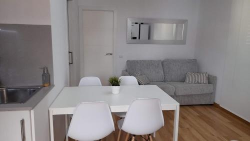 kuchnia i salon z białym stołem i krzesłami w obiekcie Terrassa-Solarium Centre w mieście Platja  d'Aro
