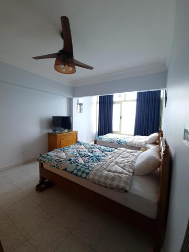 a bedroom with a bed and a ceiling fan at Nour 1 in Alexandria
