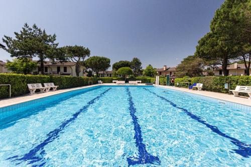 Bazén v ubytovaní Elegant villa with pool and barbecue alebo v jeho blízkosti