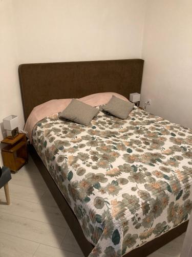 1 cama con edredón y almohadas en Apartament Patio 50 m od plaży, en Władysławowo