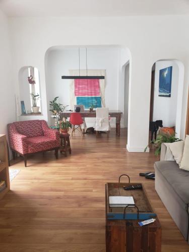 sala de estar con sofá y mesa en Lindo apartamento top Copacabana luxo, en Río de Janeiro