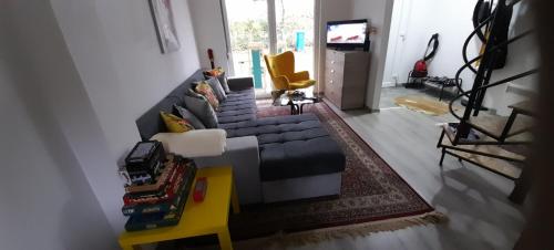 sala de estar con sofá y TV en Ravne weekend house, en Visoko