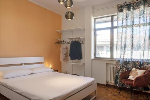 sypialnia z łóżkiem, oknem i krzesłem w obiekcie Suite La Montagnola Park 200m Stazione Centrale w Bolonii
