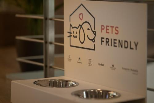 a pet friendly box and two dog bowls on a counter at Tulip Inn München Messe in Munich