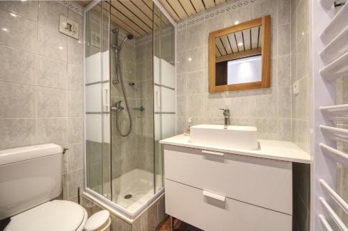 une salle de bain avec toilettes, douche et lavabo dans l'établissement Apartment Scott, à Chamonix-Mont-Blanc