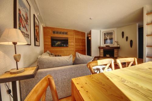 un salon avec un canapé et une table dans l'établissement Apartment Scott, à Chamonix-Mont-Blanc