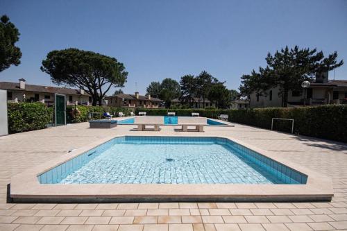 una piscina nel mezzo di un cortile di Comfort and beauty in our precious villa for 6 a Porto Santa Margherita di Caorle