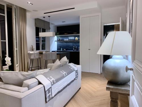uma sala de estar com um sofá branco e uma mesa em A 2 pas de la croisette em Cannes