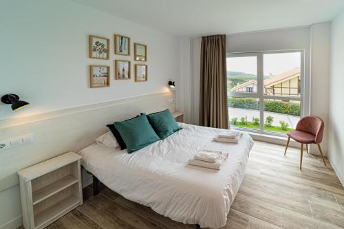 Postel nebo postele na pokoji v ubytování Alima Surf & Hotel