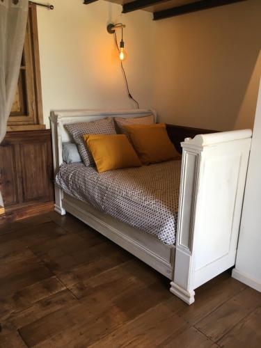 - un lit blanc avec des oreillers dans l'établissement Le pigeonnier d'Olivier, à Revel