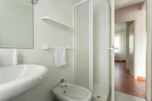 biała łazienka z umywalką i prysznicem w obiekcie Casa Le Cellane w mieście Castel del Piano