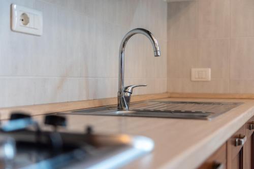 un lavandino con rubinetto su un bancone di Papà Giuseppe La Terrazza a Cortona