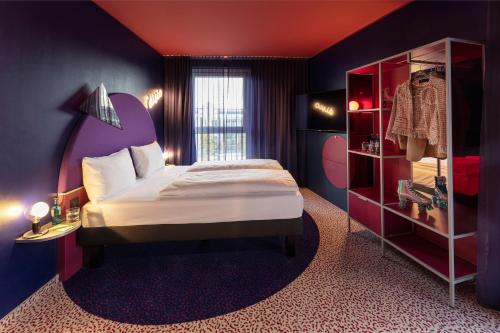 Una cama o camas en una habitación de ibis Styles Muenchen Perlach