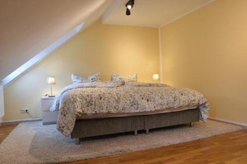 - une chambre mansardée avec un grand lit dans l'établissement Ferienwohnung Happynest, à Birresborn