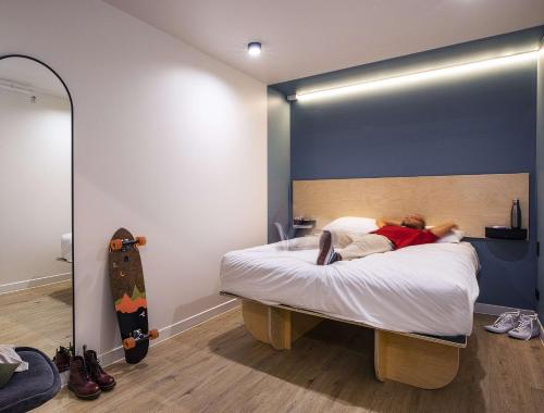 Postel nebo postele na pokoji v ubytování LyLo Auckland Hotel