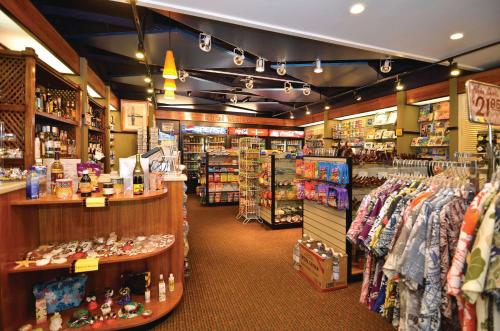 a store aisle with a lot of items on display at Airport Honolulu Hotel in Honolulu