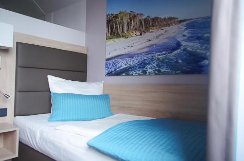 Schlafzimmer mit einem Bett mit Wandgemälde in der Unterkunft Gothmann´s Hotel in Breitenfelde