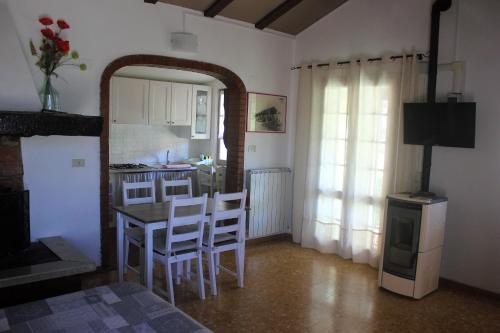 a kitchen with a table and chairs in a room at Fattoria Cristina - Mono in Castelnuovo Magra