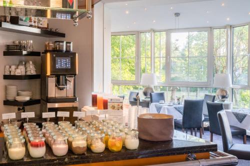 ein Zimmer mit vielen Glasgläsern gefüllt mit Essen in der Unterkunft Best Western Hotel Windorf in Leipzig