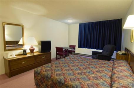 Llit o llits en una habitació de Americas Best Value Inn Laramie