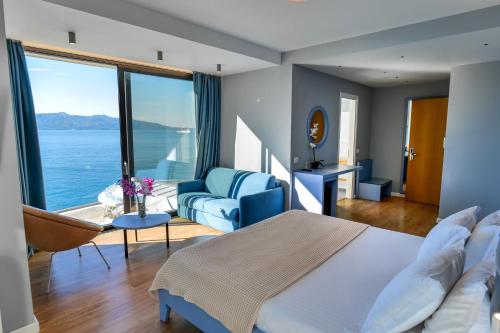 Schlafzimmer mit einem Bett und Meerblick in der Unterkunft Hotel Nertili in Sarandë